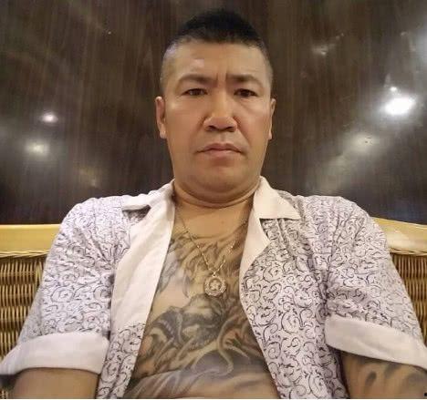 赵本六生吃活鸡视频,现场生吃活鸡,惊险刺激引热议