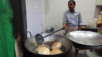 赵本六生吃活鸡视频,现场生吃活鸡,惊险刺激引热议